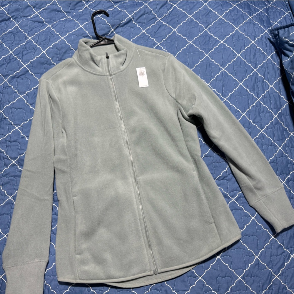 Microfleece full zip soft, mock neck and long sleeves. Light green color.